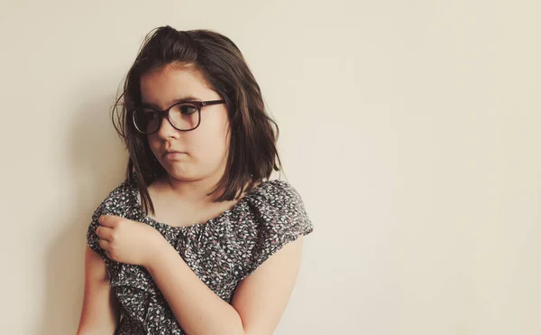 Ragazza Posa Espressione Facciale — Foto Stock