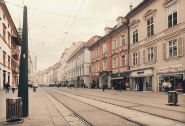 Graz, Avusturya - 26 Nisan 2022: Graz şehir merkezi sokakları ve kaldırımları Nisan ayında. 