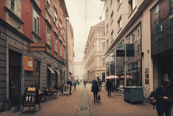 奥地利格拉茨 2022年4月26日 格拉茨市中心的街道和人行道在4月的白天 — 图库照片