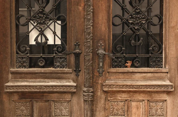 Εξωτερικό Της Παλιάς Ξύλινης Διακοσμημένης Πόρτας Προβολή Των Λεπτομερειών — Φωτογραφία Αρχείου