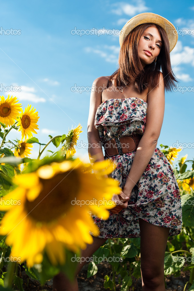 https://st.depositphotos.com/1010669/2599/i/950/depositphotos_25990325-stock-photo-girl-in-sunflowers.jpg