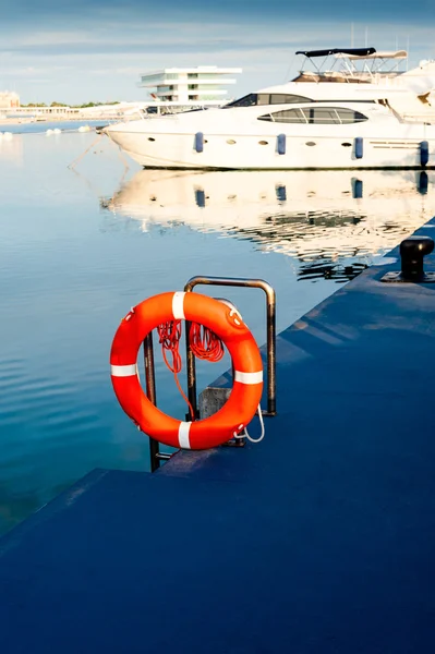 Рятувальний круг з яхтою — стокове фото
