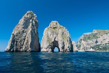 Capri'deki Faraglioni yığınları