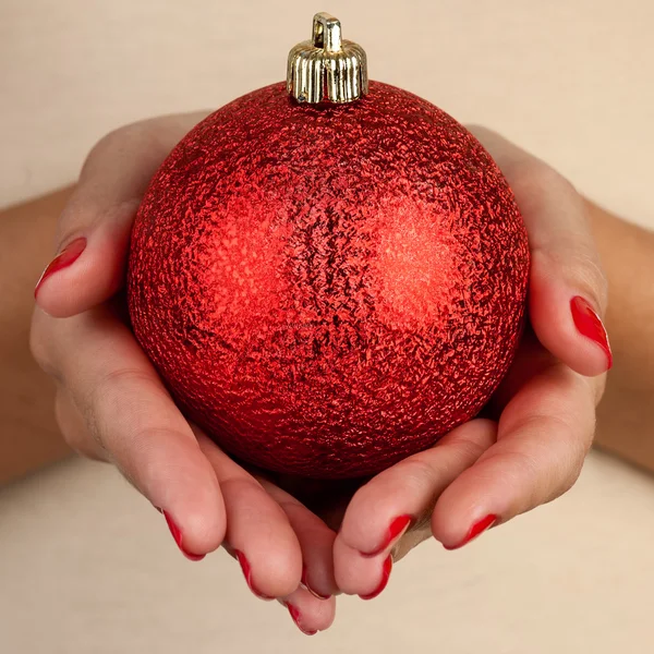 Hålla jul boll — Stockfoto