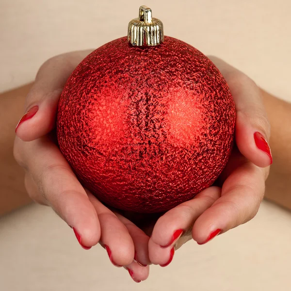 Segurando bola de Natal — Fotografia de Stock