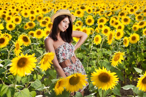 Frau auf dem Feld — Stockfoto