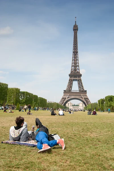 Kijken naar eiffel — Stockfoto