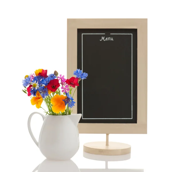 Chalkboard e flores silvestres — Fotografia de Stock