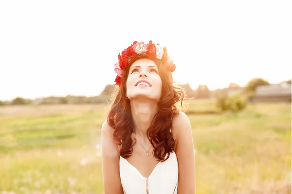 Mujer en la puesta del sol — Foto de Stock