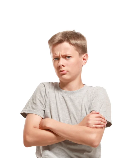 Niedowierzaniem nastoletniego chłopca skrzyżowane ramiona — Zdjęcie stockowe
