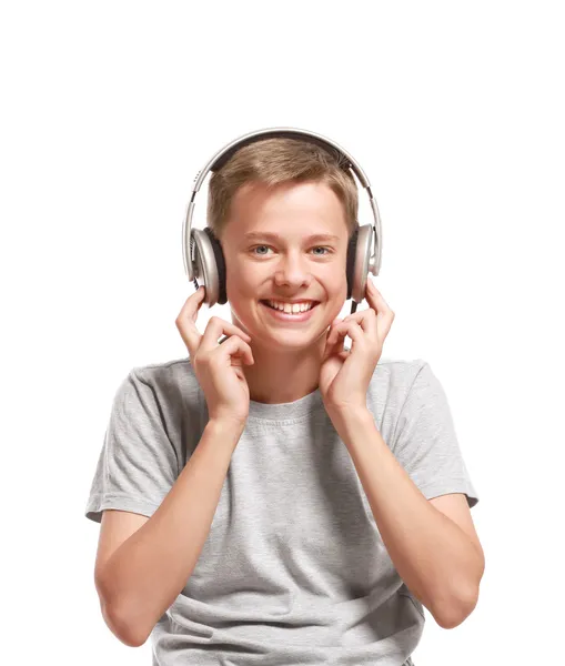 Usmívající se dospívající chlapec poslechu hudby — Stock fotografie