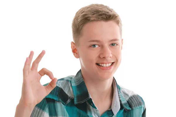 Ένα χαμογελαστό έφηβος που παρουσιάζει εντάξει σημάδι — Φωτογραφία Αρχείου