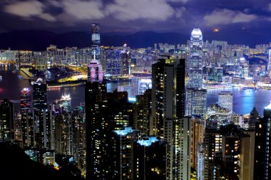 Geceleyin Hong Kong şehir manzarası