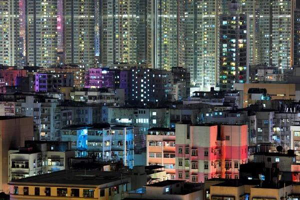 Гонконг с многолюдными зданиями по ночам — стоковое фото