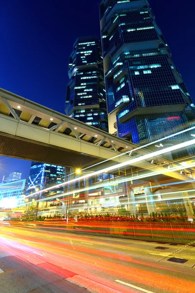 Autoroute et circulation dans la ville la nuit — Photo