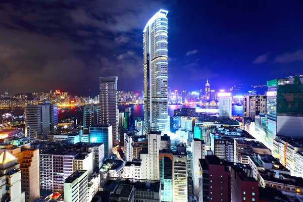 Hong kong met overvolle gebouwen bij nacht — Stockfoto