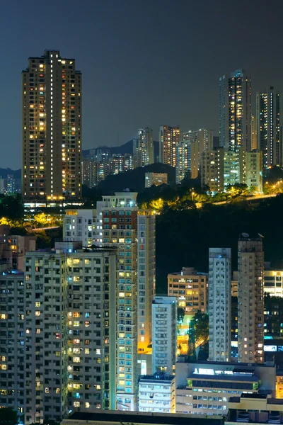 Hong Kong avec des bâtiments bondés la nuit — Photo