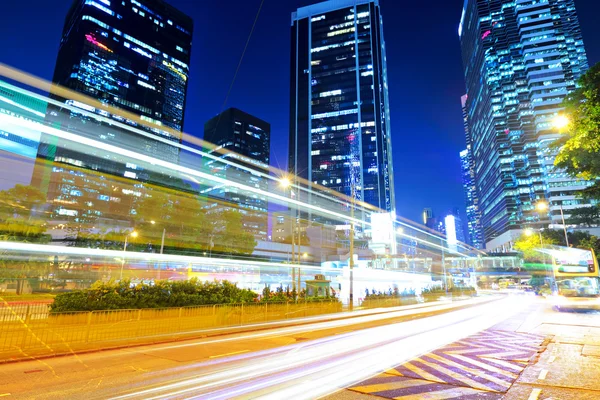 Verkehr in der Stadt bei Nacht — Stockfoto