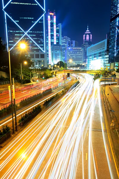 Trafic dans les villes la nuit — Photo