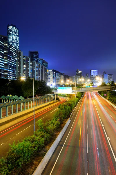 Tráfico en urbano por la noche — Foto de Stock