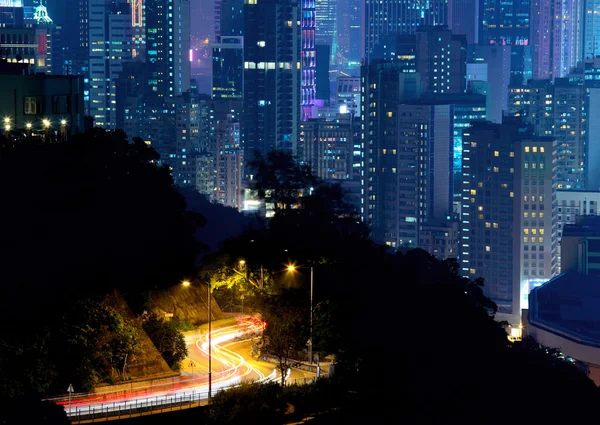 Tráfego e urbano à noite — Fotografia de Stock