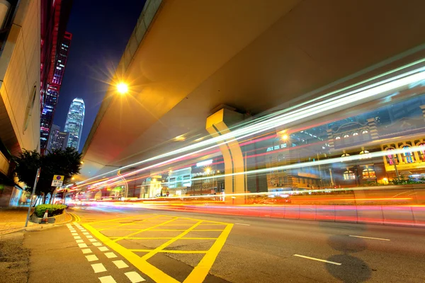 ビジー状態のトラフィックとの夜の都市 — ストック写真