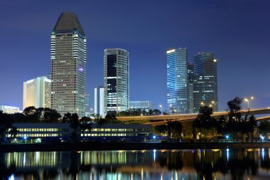 Singapur şehrinin gökyüzü geceleri