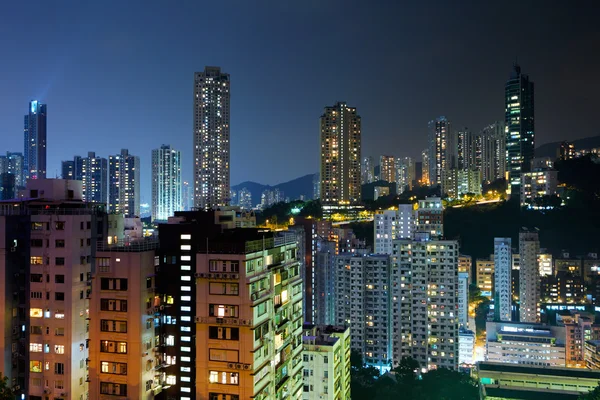 Hong Kong con edificios abarrotados por la noche —  Fotos de Stock