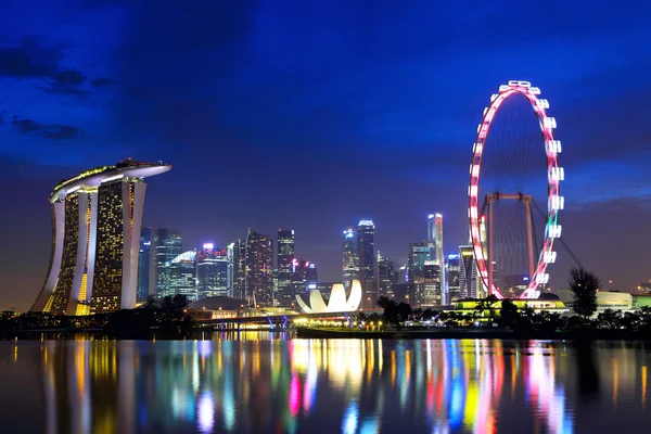 Singapura skyline cidade à noite — Fotografia de Stock
