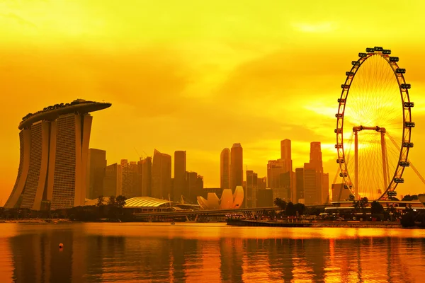 Horizonte de Singapura com pôr do sol dourado — Fotografia de Stock