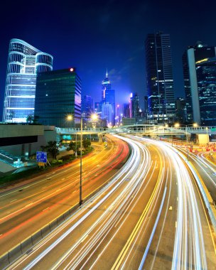 trafik ışığı ile gece şehir