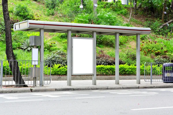 Cartelera publicitaria en blanco en parada de autobús — Foto de Stock