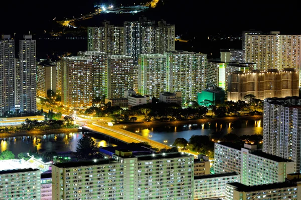 Hong Kong com edifícios lotados à noite — Fotografia de Stock