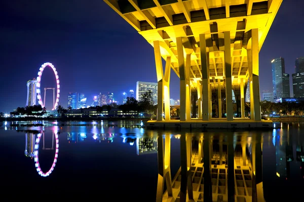 เมืองสิงคโปร์และสะพานตอนกลางคืน — ภาพถ่ายสต็อก