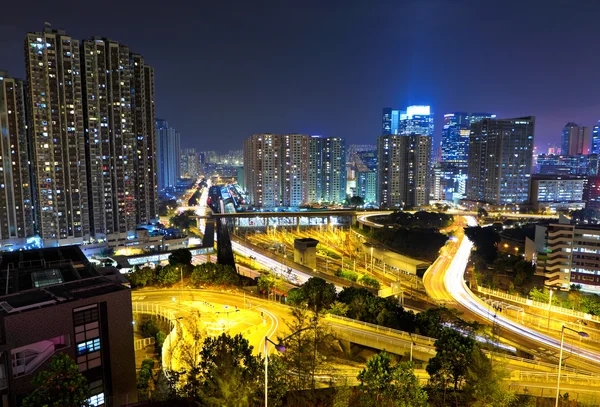 Semáforo a través de la ciudad de noche — Foto de Stock