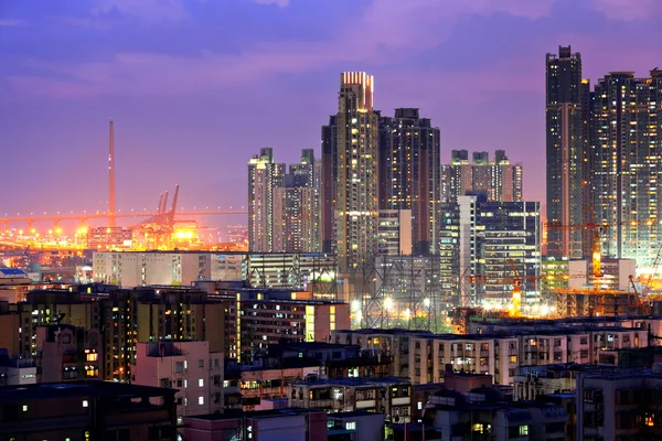 Hong kong met overvolle gebouwen bij nacht — Stockfoto