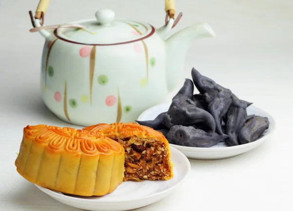 Moon cake with tea and water caltrop — Stock Photo, Image