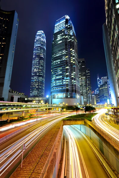 Verkehr durch die Stadt in der Nacht — Stockfoto