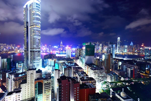 Hong Kong con edifici affollati di notte — Foto Stock