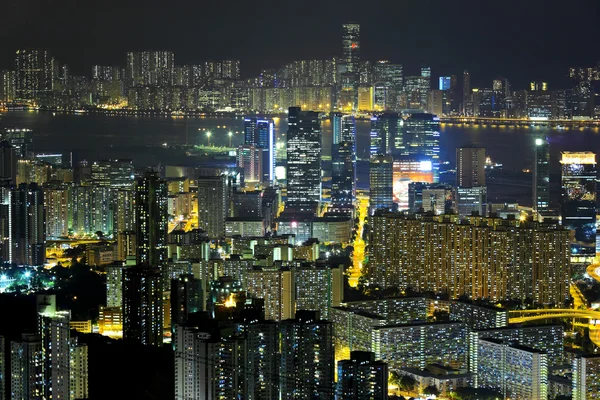 Hong Kong com edifícios lotados à noite — Fotografia de Stock