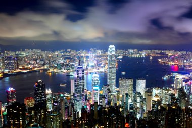 Gece vakti Hong Kong şehir merkezinde.