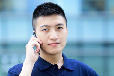 cep telefonu olan Asyalı adam
