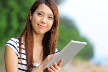 tablet açık olan Asyalı kadın