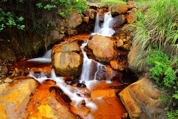 Gouden waterval — Stockfoto