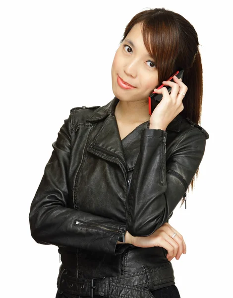 Asiatique jeune femme parler sur téléphone — Photo