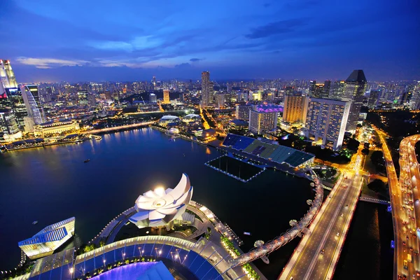 Ciudad de Singapur skyline por la noche — Foto de Stock