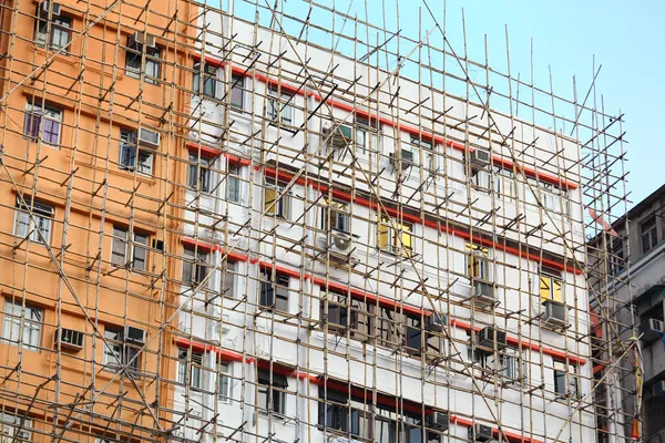 Bamboe steigers voor het herstel van oude gebouw — Stockfoto