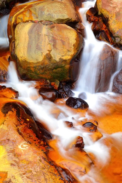 Cachoeira dourada — Fotografia de Stock