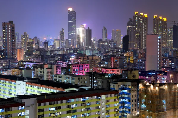 Appartement gebouw in hong kong's nachts — Stockfoto