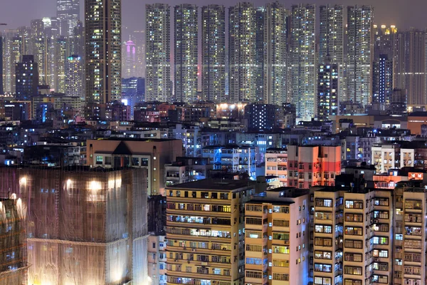 Mehrfamilienhaus in Hongkong bei Nacht — Stockfoto